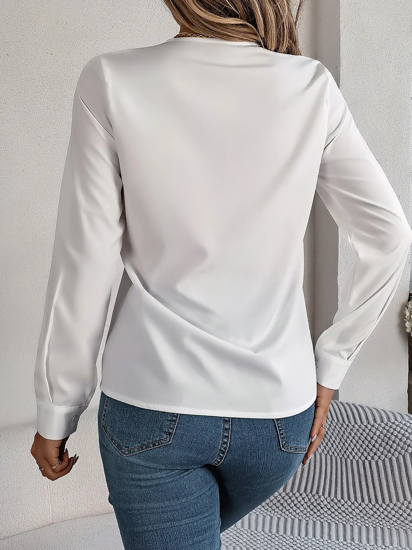 Summer And Autumn Women's Casual Shirt, Commuting Style Solid Color V-neck Long Sleeve Shirt Top.