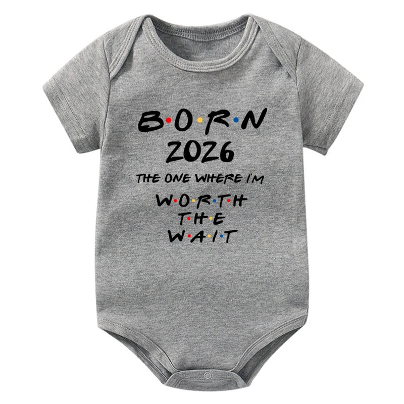 Geboren 2026: Derjenige, wo ich das Warten wert habe. Baby-Strampler, kurzärmeliger Baby-Body, Schwangerschaftsankündigung, Bitrh-Geschenk.