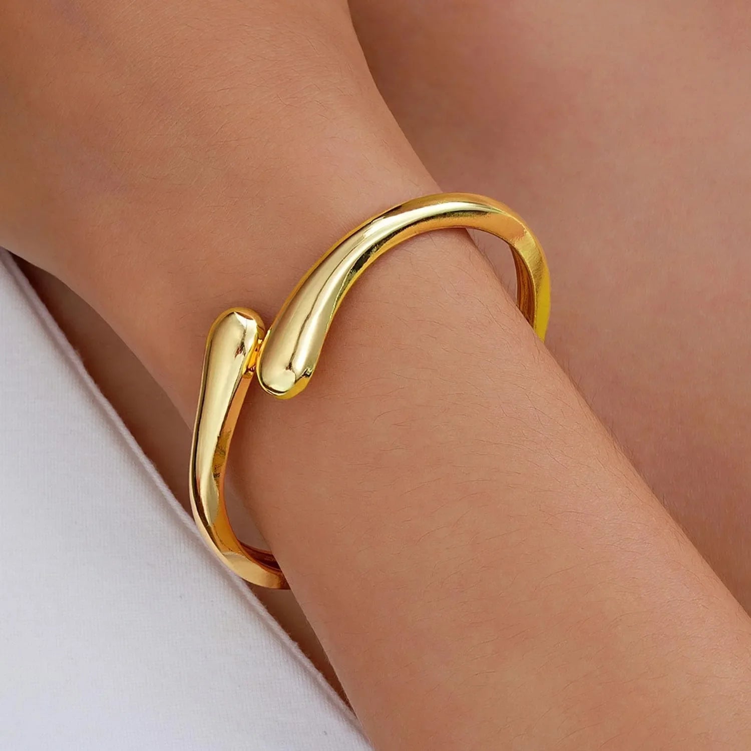 Gold Bangle Bracelets for Women Teens Trendy Chunky Adjustable Twist Cuff Bracelet Jewelry Gifts.