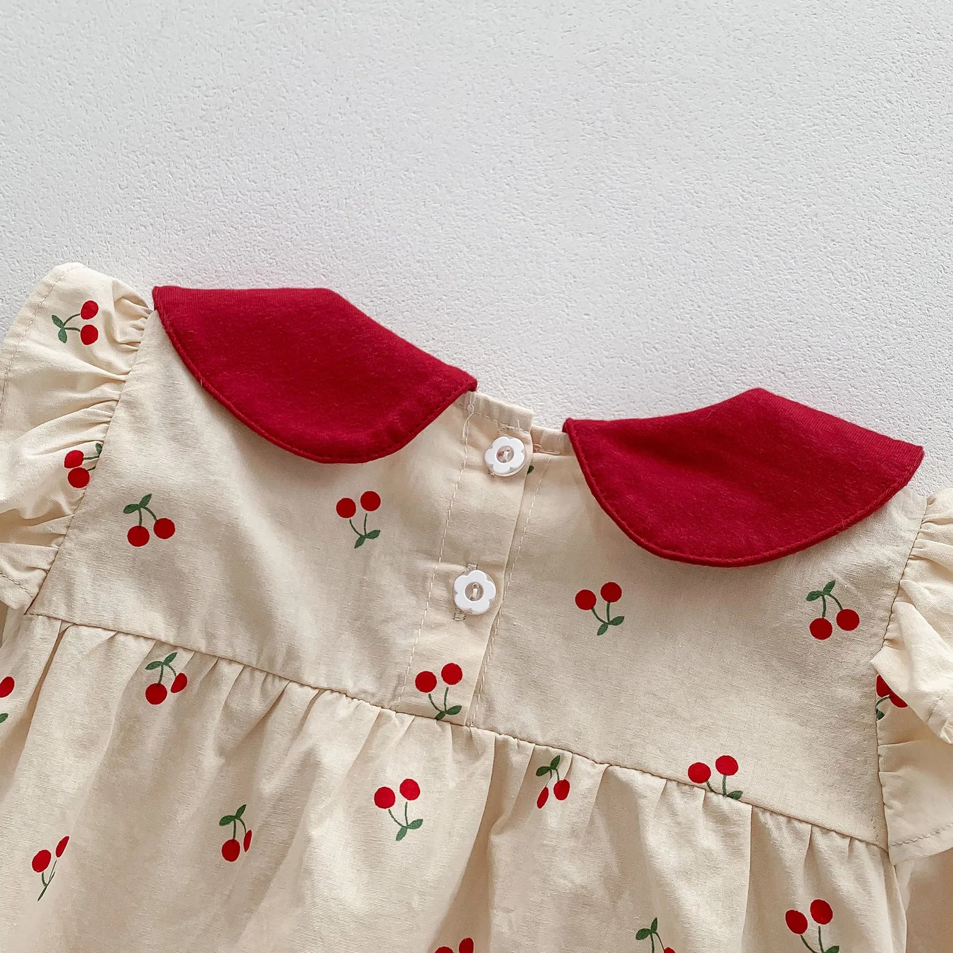 Neue 2025, Herbst Baby Kleidung Süße Kirsche Gedruckt Mädchen Body Neugeborenen Peter Pan Kragen Prinzessin Kleidung Kleinkind Ein Stück.