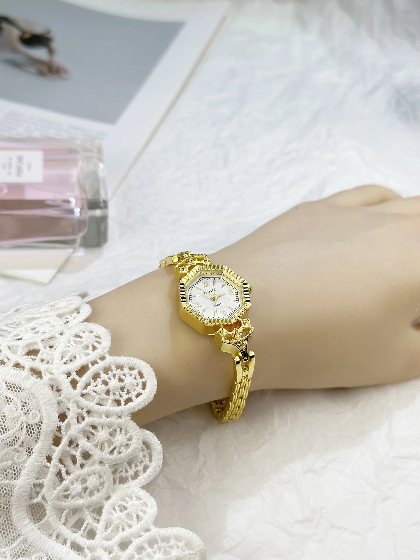 Luxury Famous Brand Oval Dial Women Watch Fashion Small Thin Gold Bracele Quartz Wristwatch Clock Gift Dropshipping Montre Femme