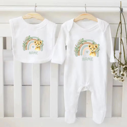 Personalisierte Baby-Lätzchen und Strampler, 2-teiliges Set, individuelles Tier mit Namen, Baby-Baumwoll-Lätzchen, Neugeborenen-Overall, Wild One-Geschenke für die Babyparty.