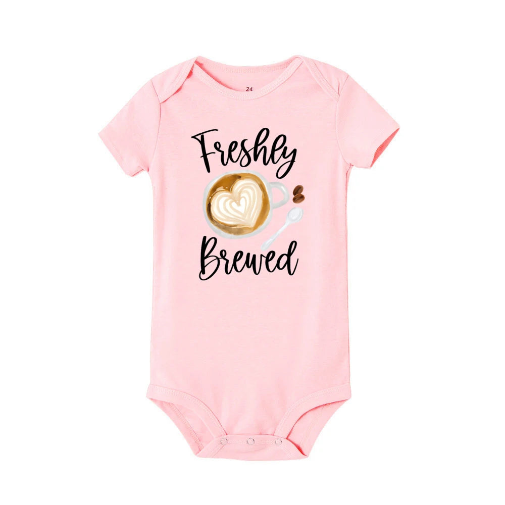 Frisch gebrühter Baby-Strampler, Kaffee, Schwangerschaftsankündigung, Neugeborenen-Body, Outfit, Kaffee, Babyparty, Geschenk, niedliche Säuglingskleidung.