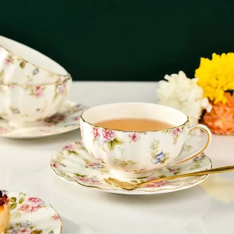 Tea Set Ceramic Coffee Cup Suit British Style High-Grade Bone China Golden edge Tea Cup And Saucer With A Spoon.