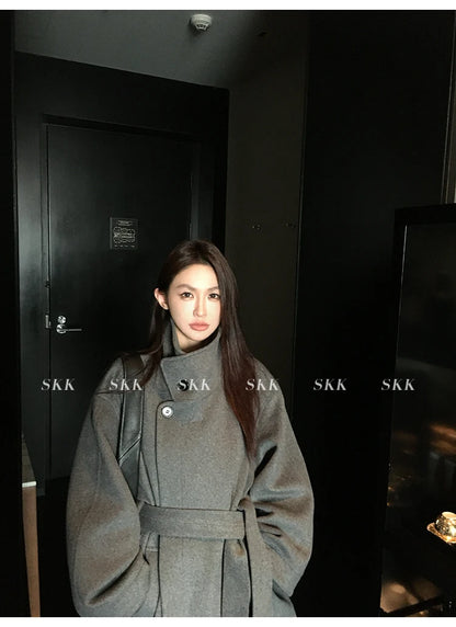 MiiiiX Lässiger Stehkragen, lockerer Wollmantel, mittellang, vielseitige Jacke, Schnür-Taille, Oberbekleidung, 2024, Herbst-Damenkleidung