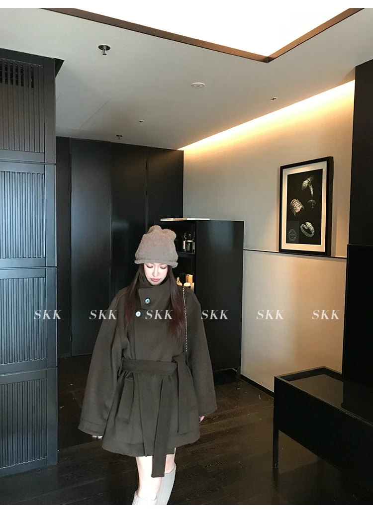 MiiiiX Lässiger Stehkragen, lockerer Wollmantel, mittellang, vielseitige Jacke, Schnür-Taille, Oberbekleidung, 2024, Herbst-Damenkleidung