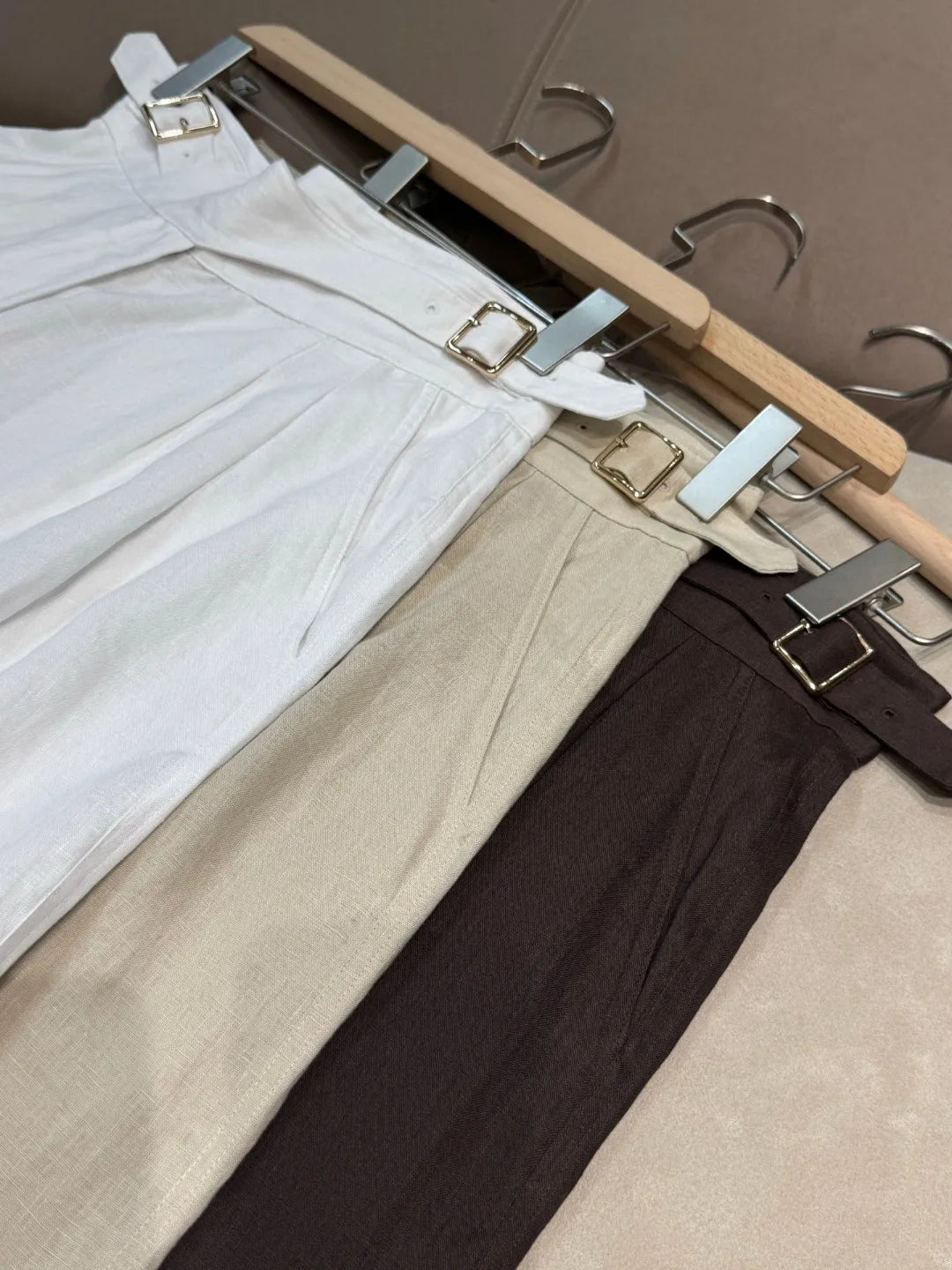 Summer women's solid color high quality linen shorts.