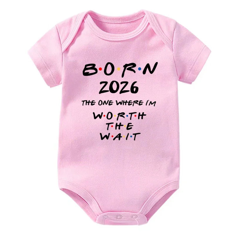 Geboren 2026: Derjenige, wo ich das Warten wert habe. Baby-Strampler, kurzärmeliger Baby-Body, Schwangerschaftsankündigung, Bitrh-Geschenk.