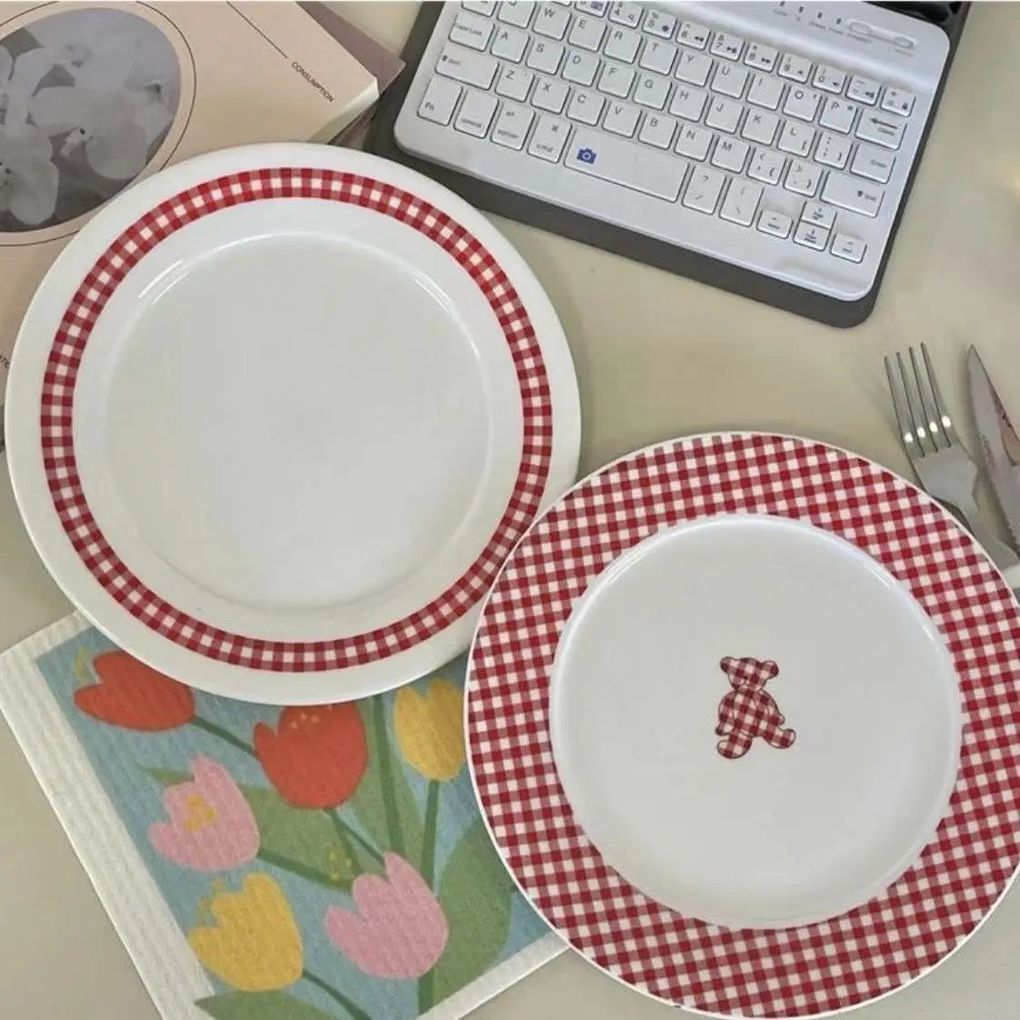 INS High Beauty Plate Vintage French Red Checkered Bear Plate Cute Ceramic Round Plate Dessert Breakfast Creative Dish Circular.