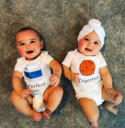 Perfect Together Twin Babykleidung Lustige Zwillings-Outfits Strampler Junge Mädchen Duschgeschenk Sommer Kurzarm-Bodys Bruder/Schwester.