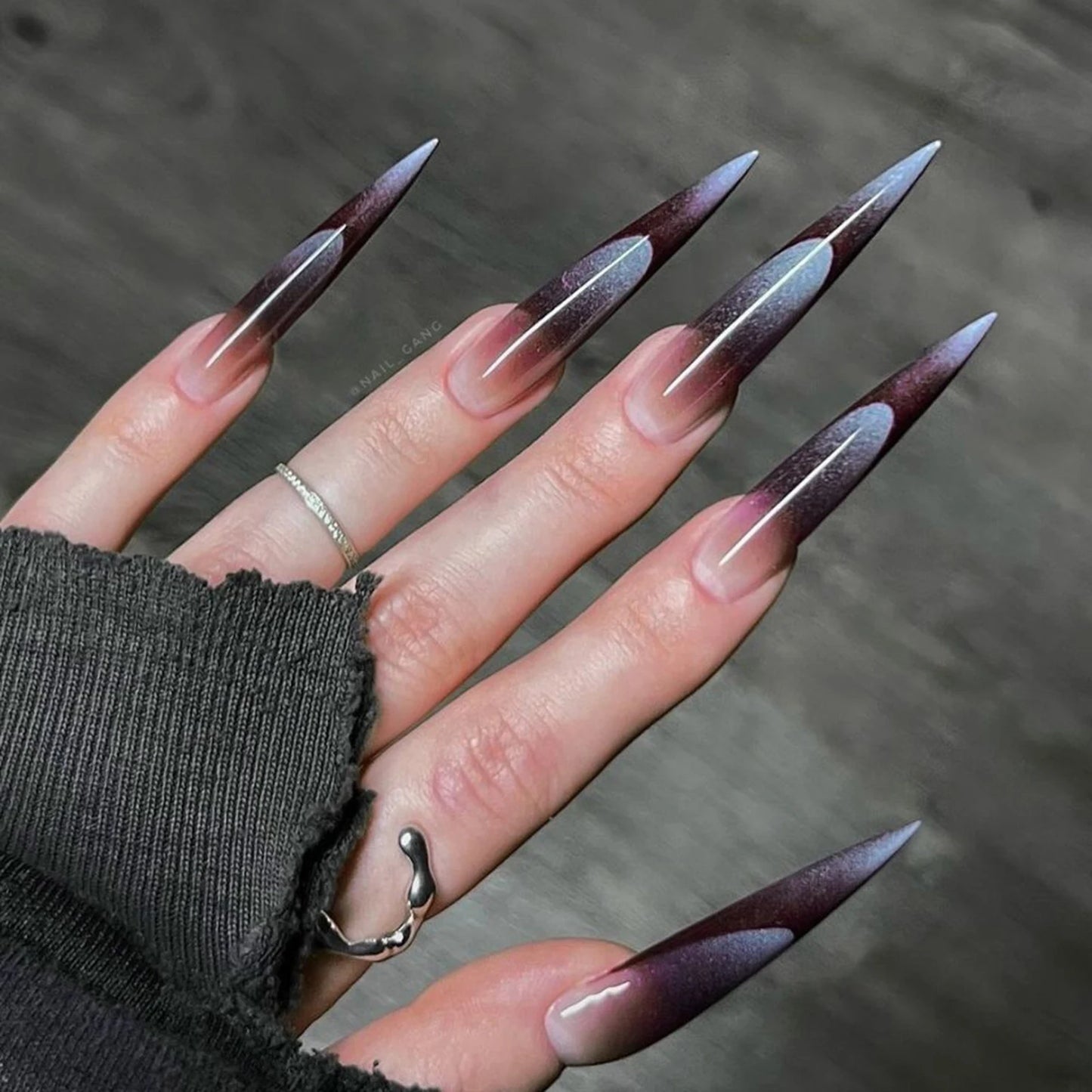 24pcs Blood Red Fake Nails Gradient Long Pointed False Nail Patch Full Cover Wearable Fake Nail Tips Halloween Manicure Sets.