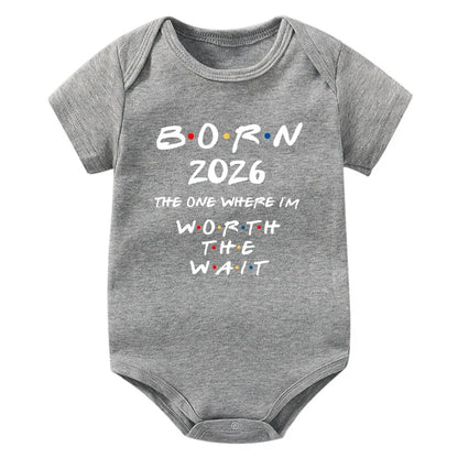 Geboren 2026: Derjenige, wo ich das Warten wert habe. Baby-Strampler, kurzärmeliger Baby-Body, Schwangerschaftsankündigung, Bitrh-Geschenk.
