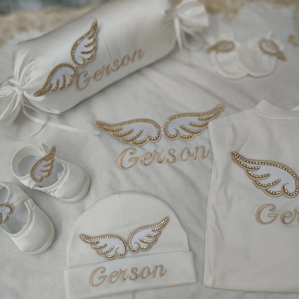 Baby Gold Angle Wings Einzigartige wesentliche Geschenkbox Personalisierter Name Strampler Set Kissen Decke Babyausstattung Outfit Geschlecht offenbaren Geschenke
