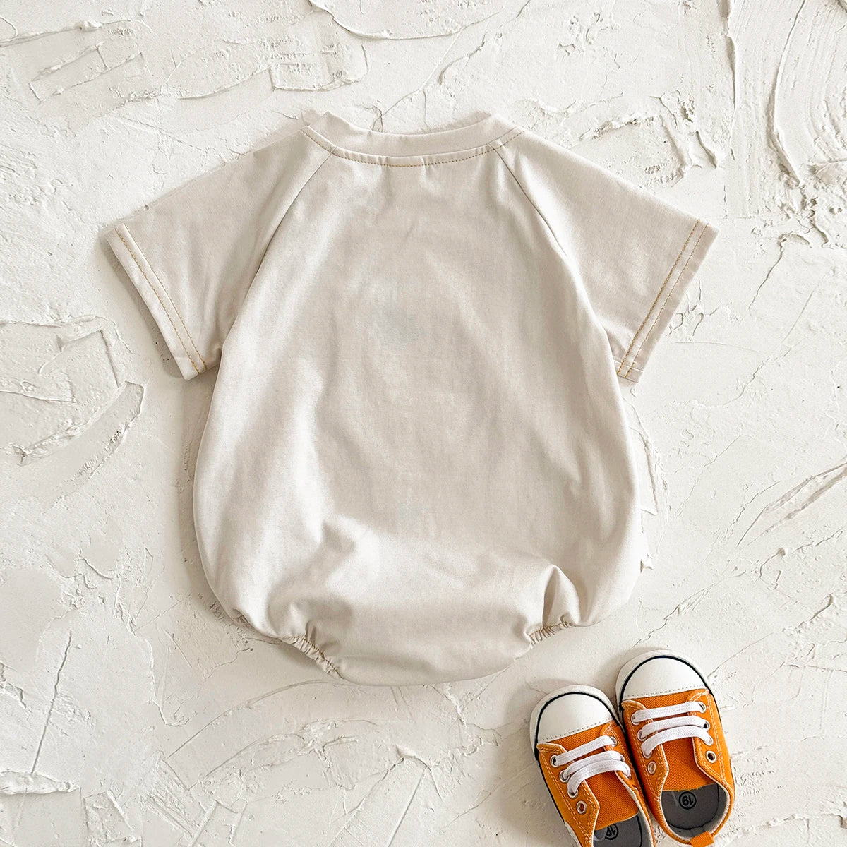 INS Sommer Neue Baby Body Neugeborenen Kleidung Jungen Mädchen Baumwolle Dreieck Strampler Plüsch brief Kurzarm Infant 0-18M.
