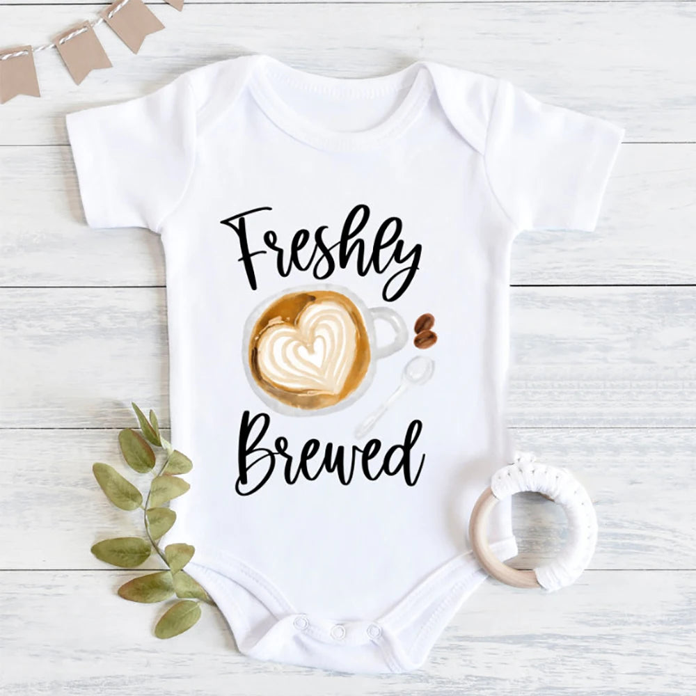 Frisch gebrühter Baby-Strampler, Kaffee, Schwangerschaftsankündigung, Neugeborenen-Body, Outfit, Kaffee, Babyparty, Geschenk, niedliche Säuglingskleidung.
