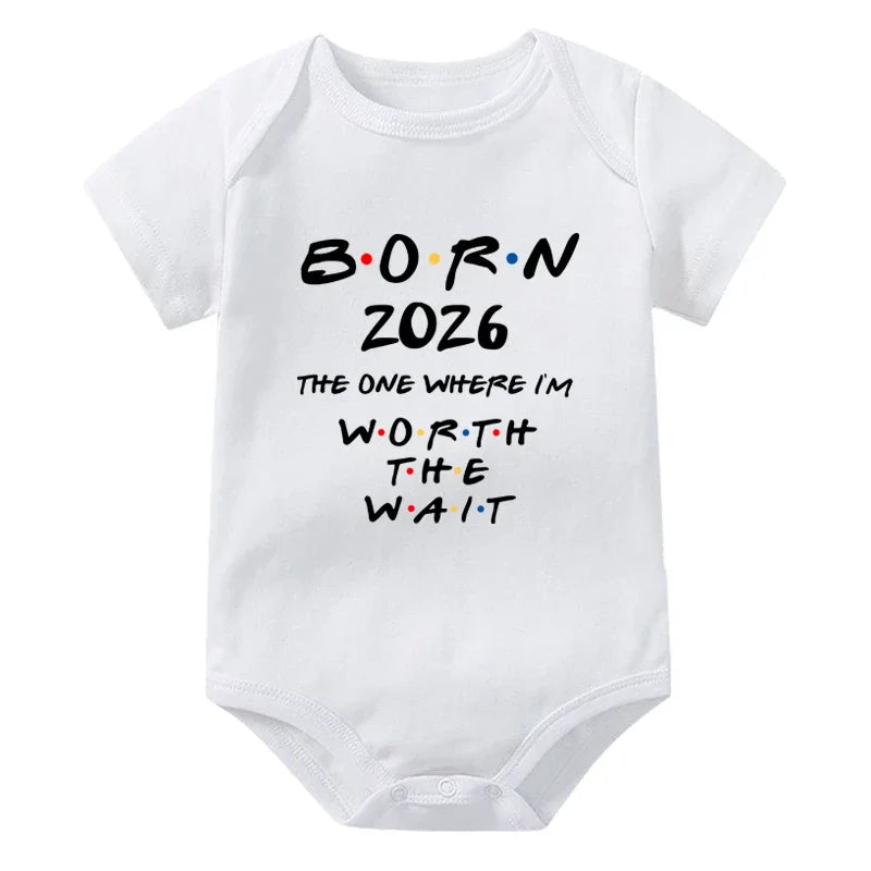 Geboren 2026: Derjenige, wo ich das Warten wert habe. Baby-Strampler, kurzärmeliger Baby-Body, Schwangerschaftsankündigung, Bitrh-Geschenk.