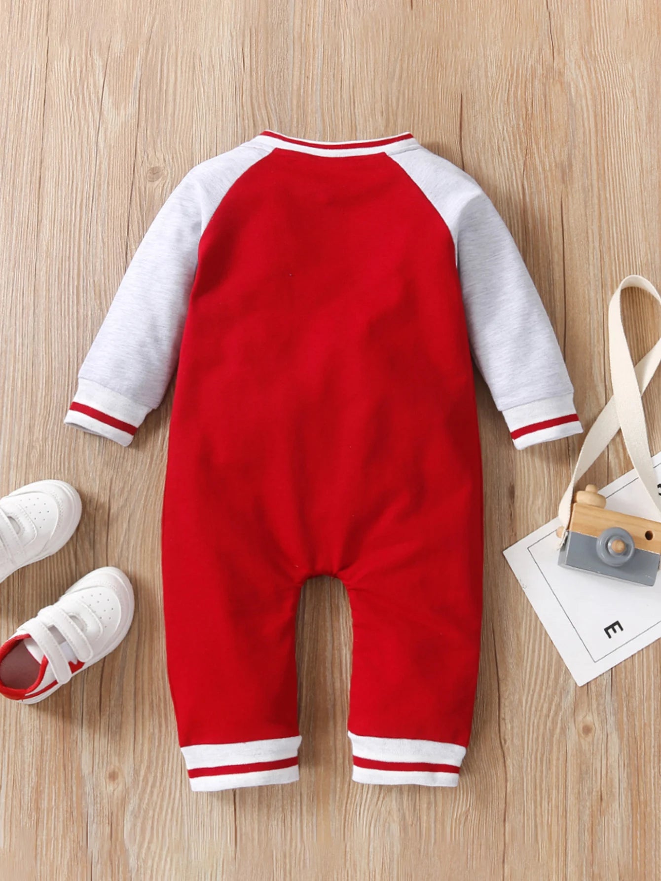 Modischer, langärmliger, süßer und personalisierter Baby-Jungen-Overall mit Rundhalsausschnitt und Buchstabendruck.