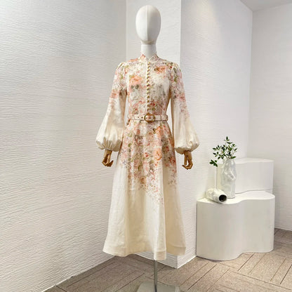 Schwarzes Leinen-Midikleid mit Rokoko-Blumendruck, langen Ärmeln und hoher Taille