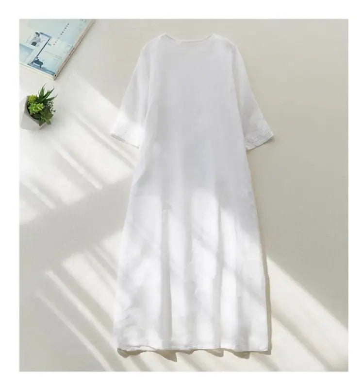 Ethnisches Vintage-Kurzarmkleid aus schwerer Stickerei aus Baumwolle und Leinen für Damen, lockeres langes Sommerkleid mit V-Ausschnitt und elegantem Stil.