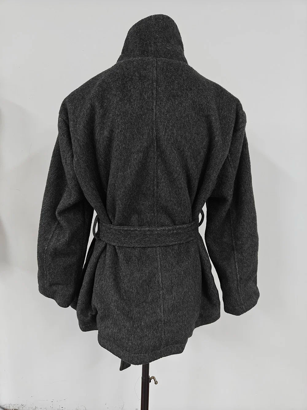 MiiiiX Lässiger Stehkragen, lockerer Wollmantel, mittellang, vielseitige Jacke, Schnür-Taille, Oberbekleidung, 2024, Herbst-Damenkleidung.