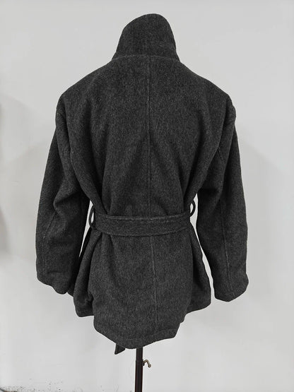 MiiiiX Lässiger Stehkragen, lockerer Wollmantel, mittellang, vielseitige Jacke, Schnür-Taille, Oberbekleidung, 2024, Herbst-Damenkleidung.