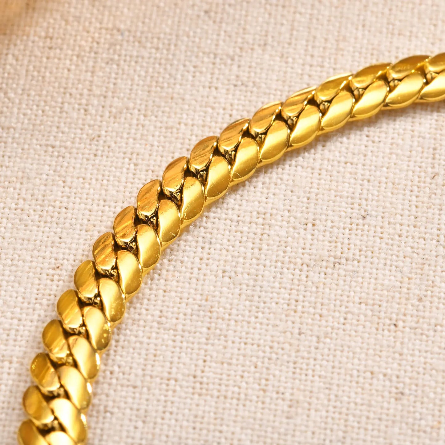 Vnox 6mm Flat Cuban Chain Bracelets for Women Girls, Macrame Edge Curb Links Bracelet,Gold Plated Stainless Steel with K18 Stamp.