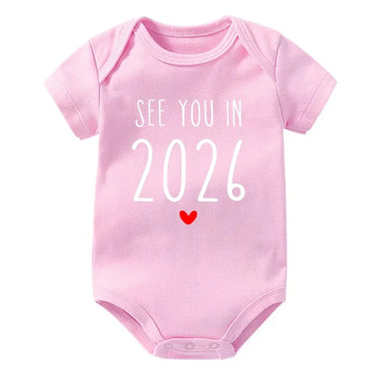 Wir sehen uns im Jahr 2026 Schwangerschaftsankündigung Baby Strampler Baumwolle Kleinkind Overall Sommer Kurzarm Neugeborene Jungen Mädchen Body