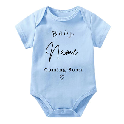 Personalisierter Baby-Body zur Schwangerschaftsankündigung, individueller Baby-Name, der bald kommt, Strampler aus Baumwolle, personalisierter Kleinkind-Overall.