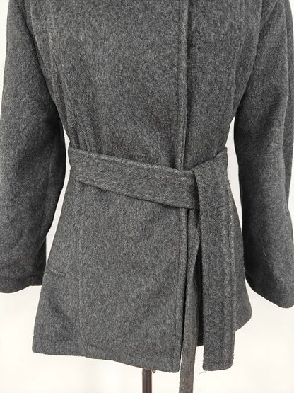 MiiiiX Lässiger Stehkragen, lockerer Wollmantel, mittellang, vielseitige Jacke, Schnür-Taille, Oberbekleidung, 2024, Herbst-Damenkleidung.