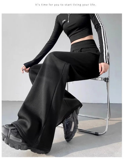 Graue Sporthose für Damen mit hoher Taille und lockerem, schlankem, geradem Bein und weitem Bein. Amerikanische Jogginghose.