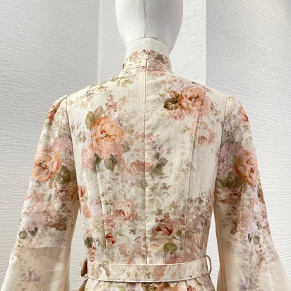 Schwarzes Leinen-Midikleid mit Rokoko-Blumendruck, langen Ärmeln und hoher Taille