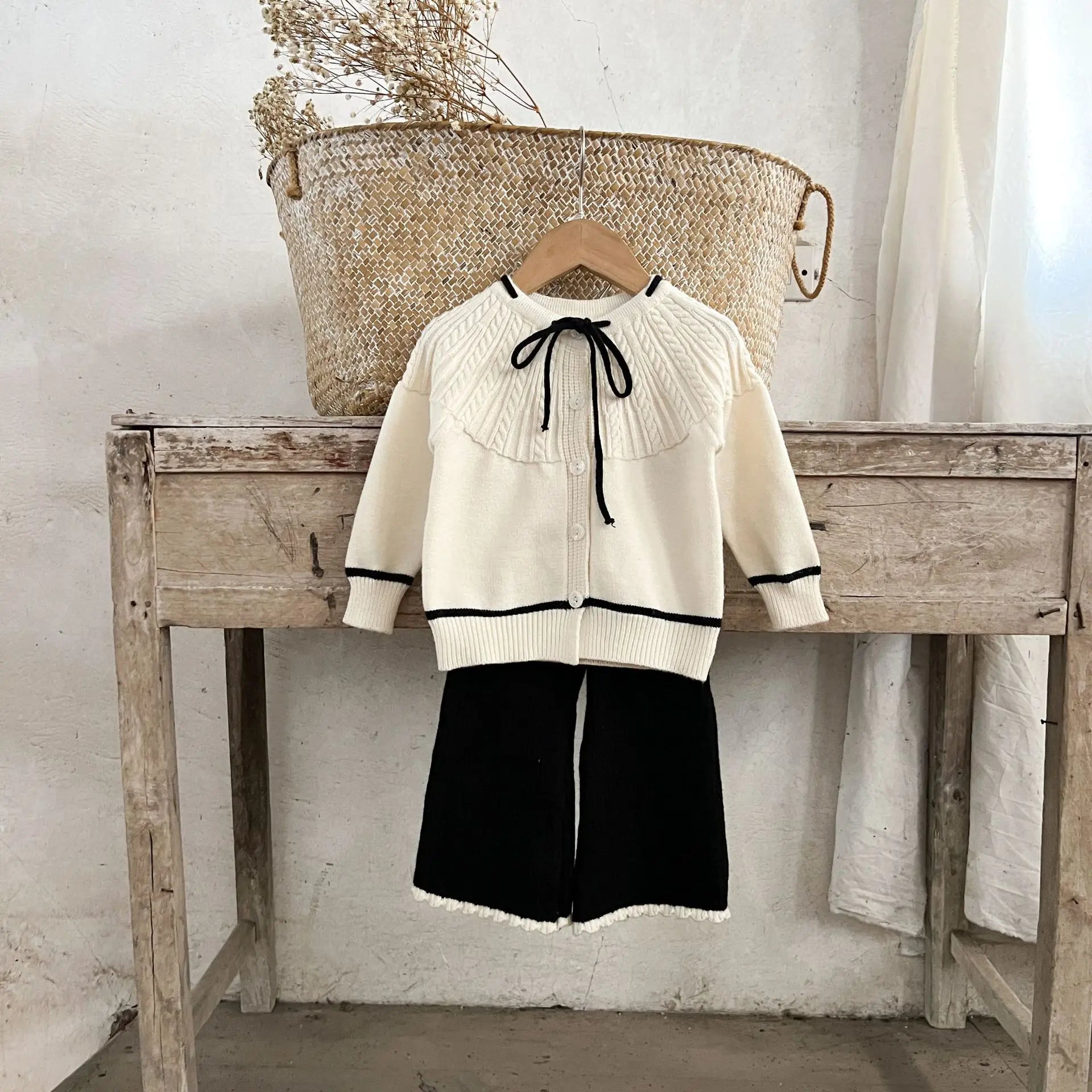 Ins Mädchen Baby reine Baumwolle Lotusblatt Kragen Top Bauch Hosen Pullover Set für Kinder Herbst und Winter Wärme Set.