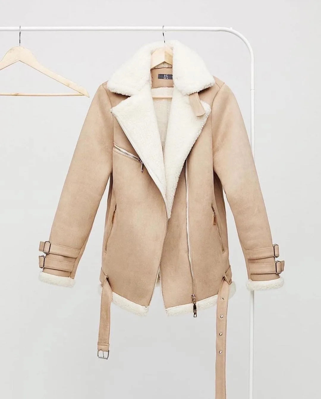 Die neue Damenjacke mit extra dicker, warmer und extra dicker Lammfeder-Reiterjacke mit Kunstfell