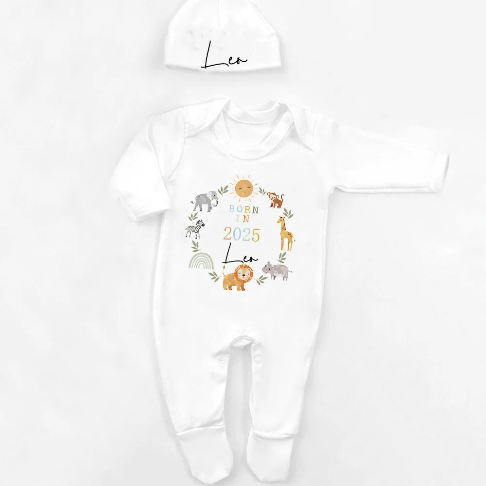 Personalisierter Schlafanzug, neues Baby-Geschenk, Safari-Babygrow, geboren im Jahr 2025, Geschenk zum Ausgehen, Outfit, individueller Baby-Strampler und Mütze.