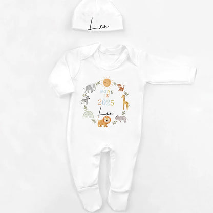 Personalisierter Schlafanzug, neues Baby-Geschenk, Safari-Babygrow, geboren im Jahr 2025, Geschenk zum Ausgehen, Outfit, individueller Baby-Strampler und Mütze.