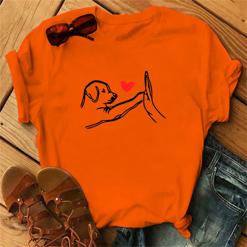 Fun dog fist-clapping and heart-shaped pattern women's T-shirt, stylish summer round-neck top, casual short-sleeved shirt.