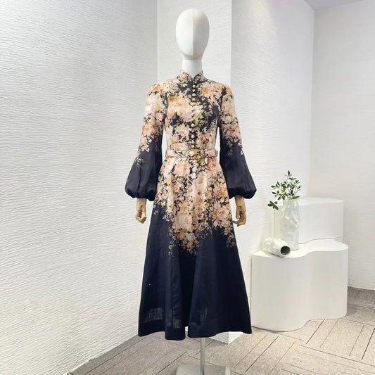 Schwarzes Leinen-Midikleid mit Rokoko-Blumendruck, langen Ärmeln und hoher Taille