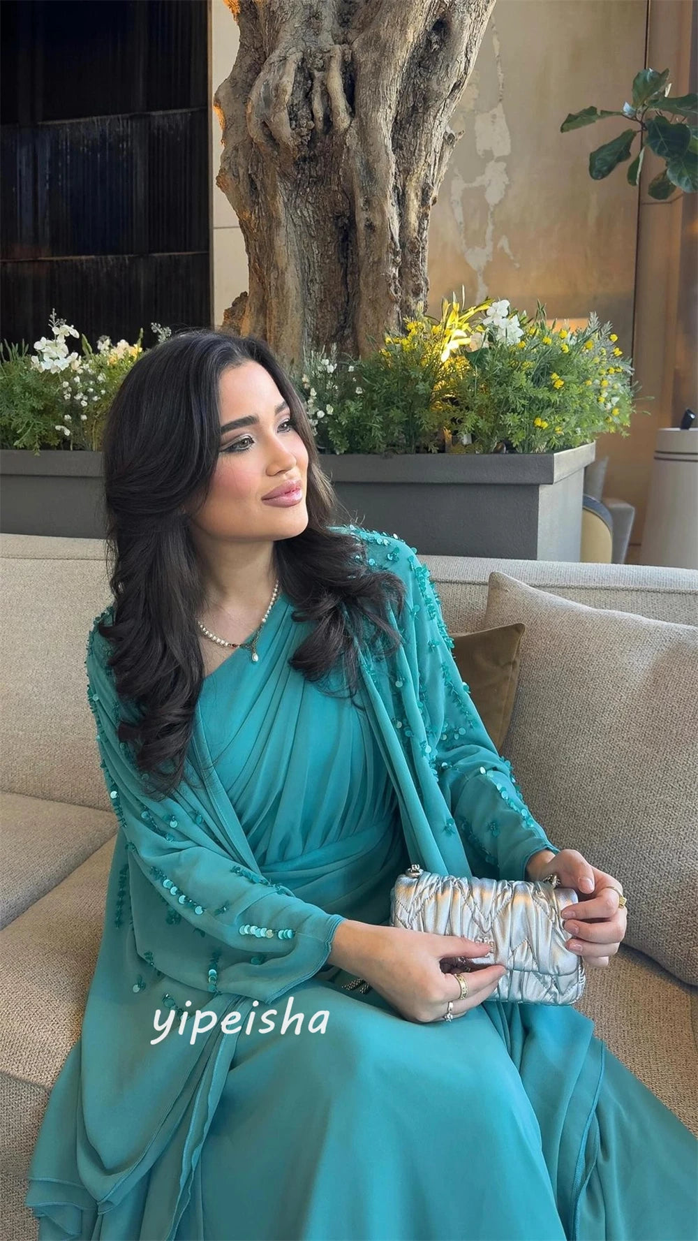 Maßgeschneiderte Jiayigong Chiffon-Perlenfalte für den Abschluss, A-Linie, V-Ausschnitt, maßgeschneiderte Anlasskleider, bodenlang.