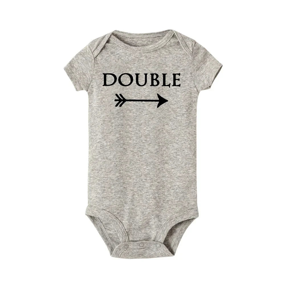 Neugeborenen Baby Bodys Doppel Ärger Twin Kinder Unisex Kurzarm Strampler Playsuits Outfits Jungen Mädchen Geboren Krabbeln Kleidung