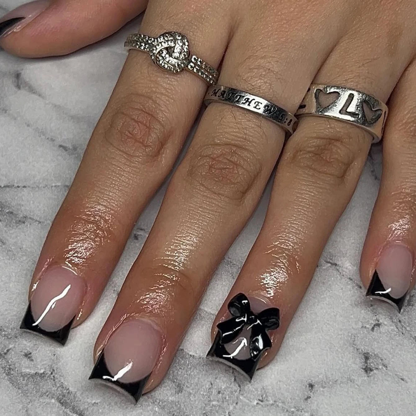 24pcs Medium Square White French Fake nails， Bow on nails Detachable And Reusable Jelly Glue 1pc Cuticle Pusher