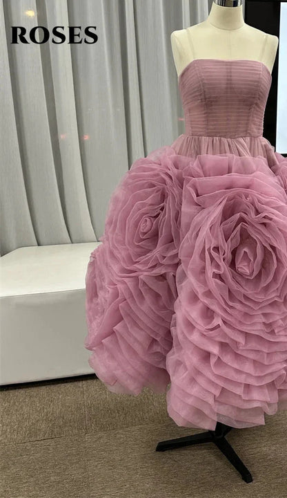 ROSES Lila Elegantes, wunderschönes Ballkleid, trägerloses formelles Tüllkleid mit Falten, gestuftes A-Linien-Abendkleid von Sezuza), maßgeschneidert.