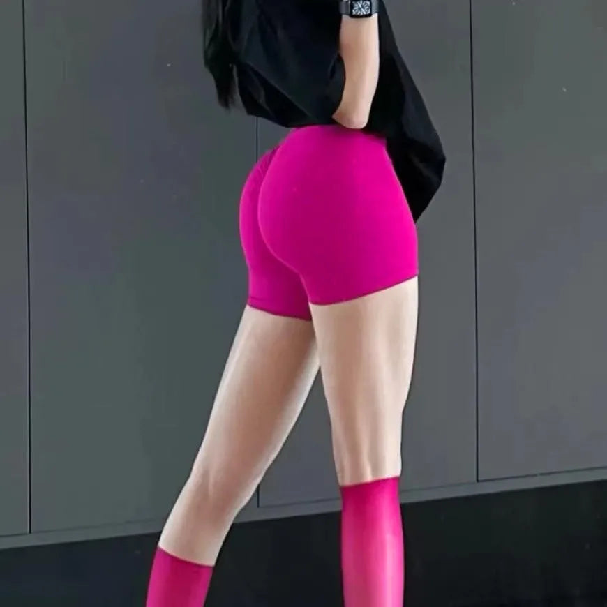 Seamless hip hugging fitness shorts, internet famous sports three part pants, high waisted and high stretch peach hip pants for.