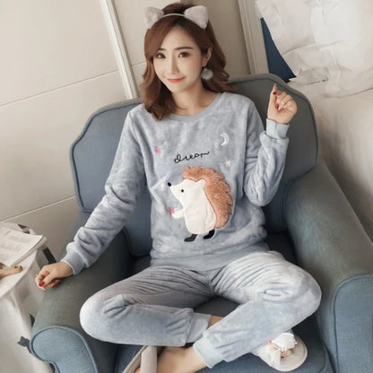 Herbst Winter neue Flanell weiche warme Frauen Pyjamas Rundhals ausschnitt Langarm Frauen zweiteilig Set niedlichen Druck Pyjama Anzug Frauen