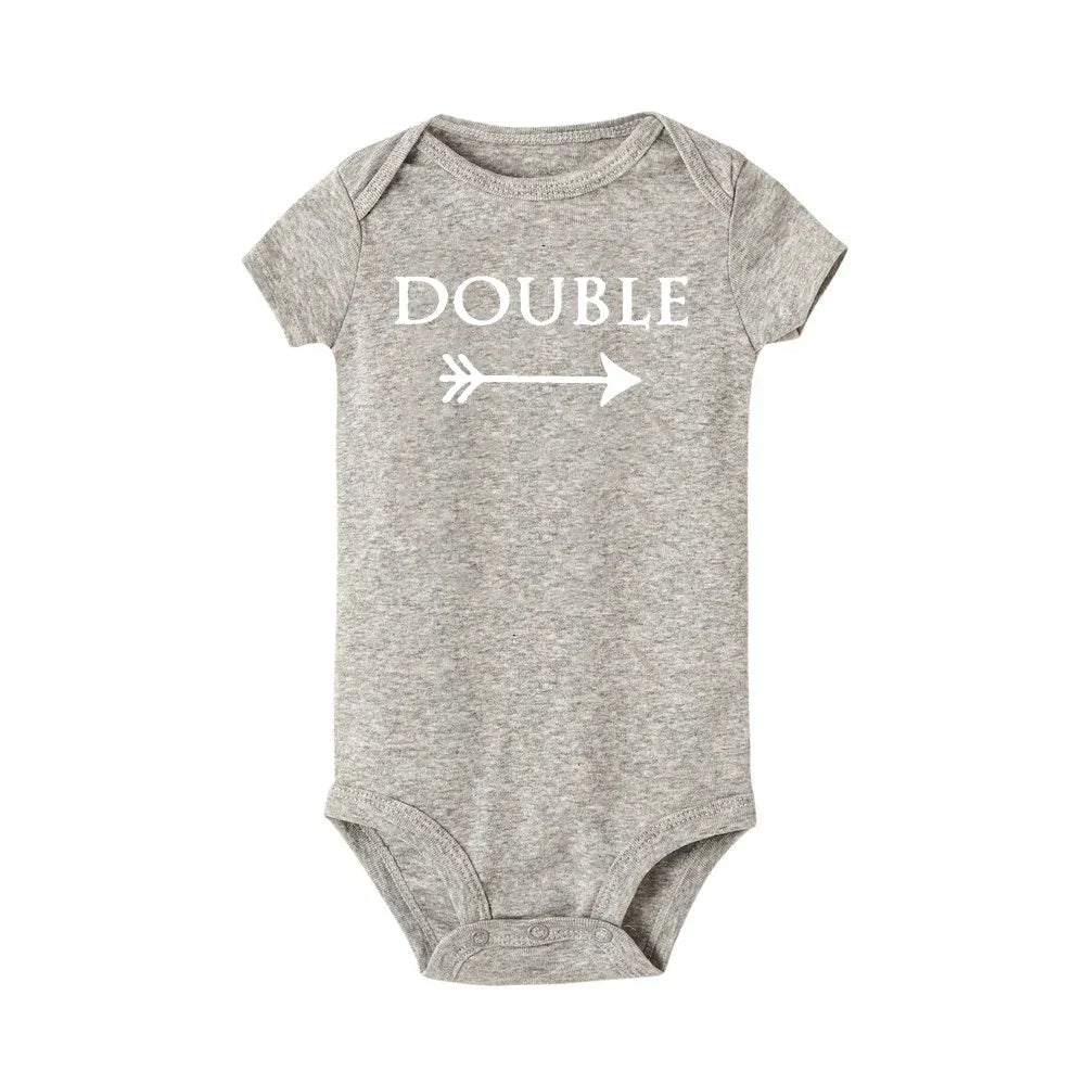 Neugeborenen Baby Bodys Doppel Ärger Twin Kinder Unisex Kurzarm Strampler Playsuits Outfits Jungen Mädchen Geboren Krabbeln Kleidung.