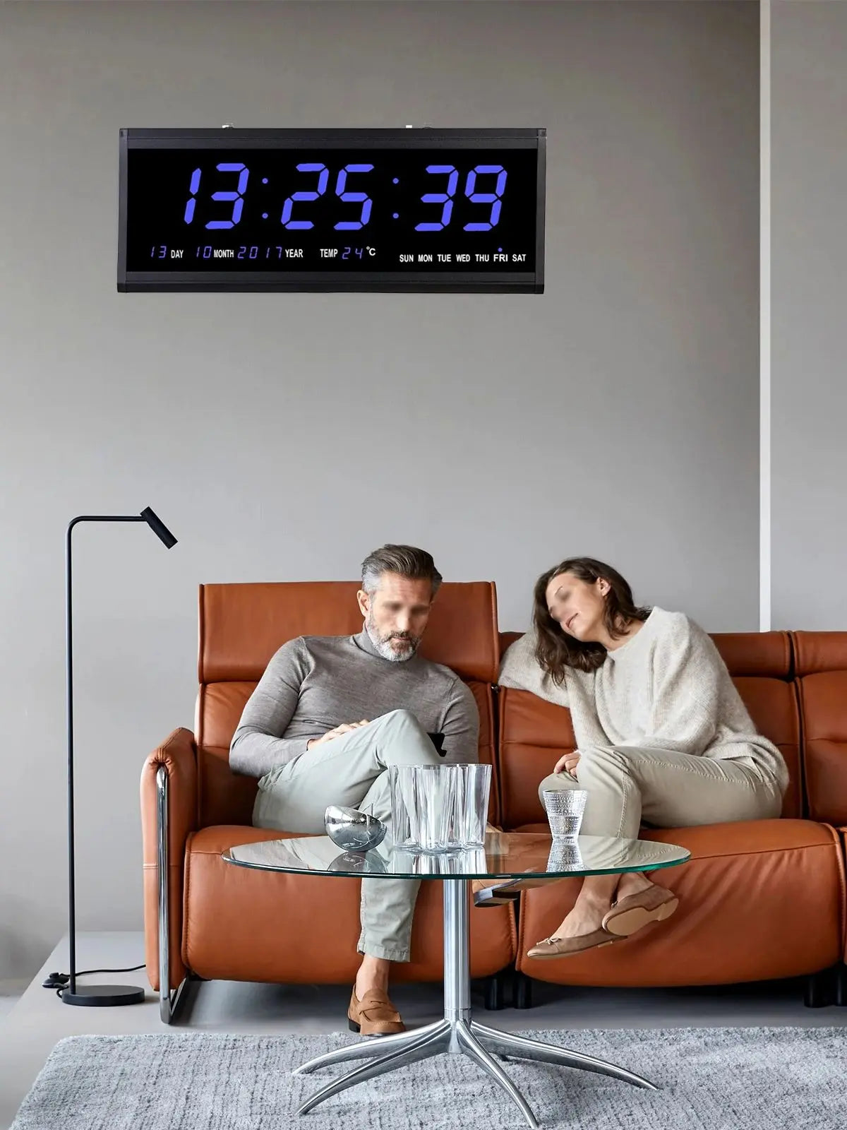 Übergroße digitale LED-Wanduhr – steckbar, automatischer Dimmer, großer Kalender und Thermometer (blau schwarz)