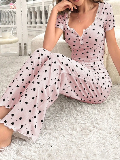 Bequemes Pyjama-Set mit herzförmig bedrucktem Kurzarmoberteil und elastischem Bund mit Lotuskanten, passend für.