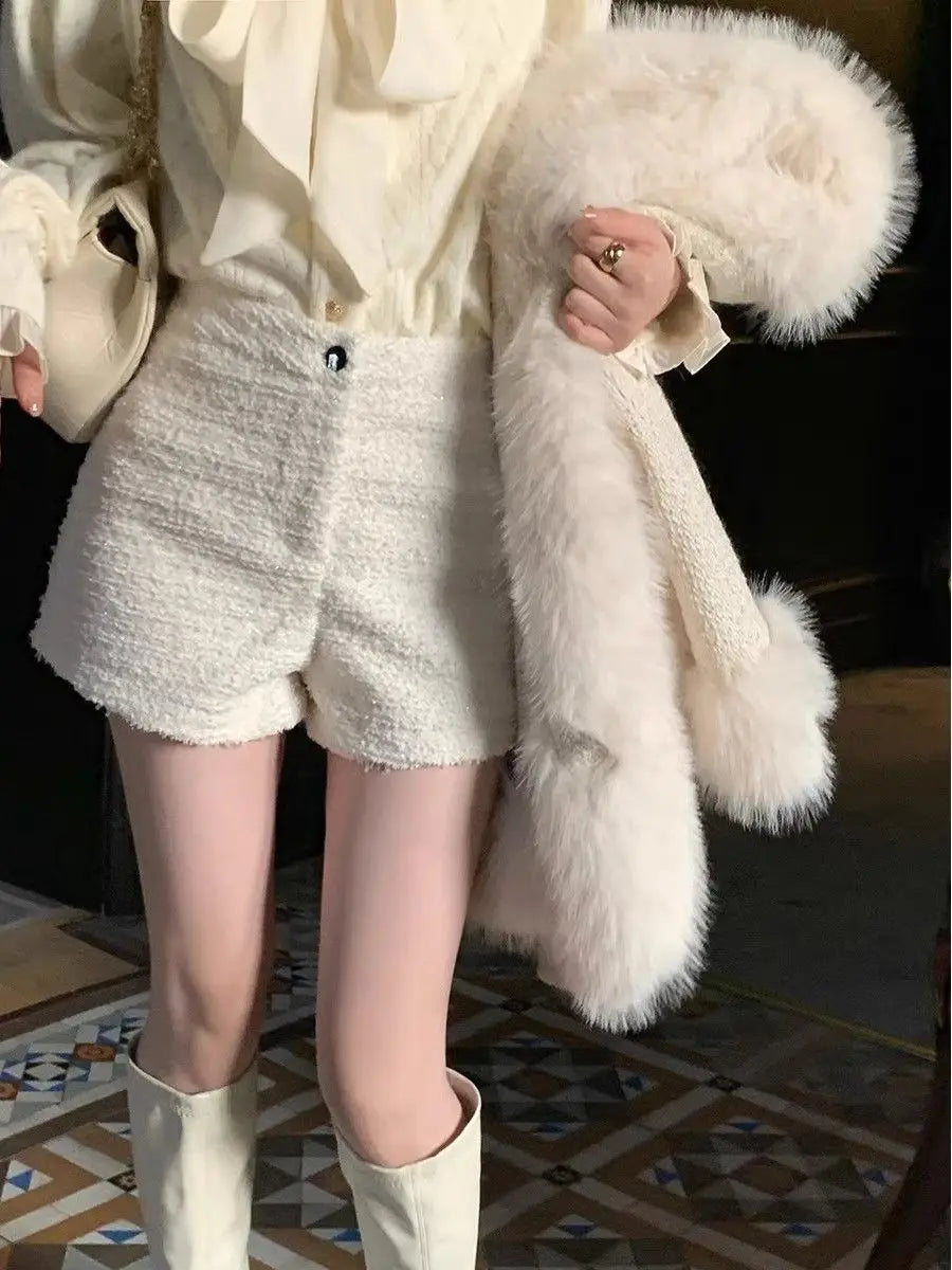 2023 Fall/Winter French Style Tweed Shorts High-Waisted Slimming Boot Shorts for Women Elegant Chic Design Versatile and Unique.