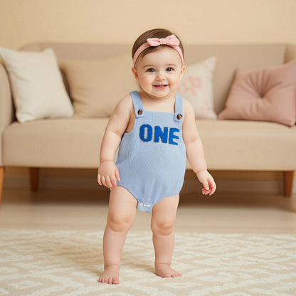 Baby-Overall, ärmellos, quadratischer Ausschnitt, Buchstaben-Stickerei, Strampler für Neugeborene, einjähriges Outfit für Jungen und Mädchen.