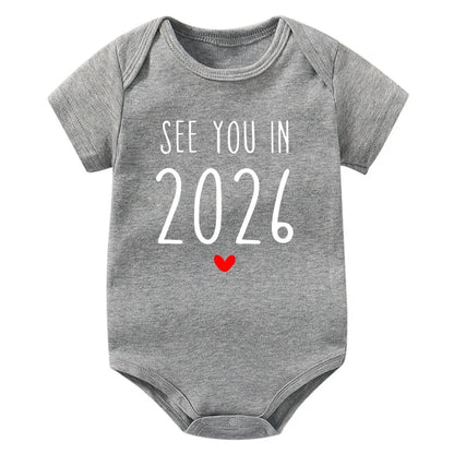 Wir sehen uns im Jahr 2026 Schwangerschaftsankündigung Baby Strampler Baumwolle Kleinkind Overall Sommer Kurzarm Neugeborene Jungen Mädchen Body