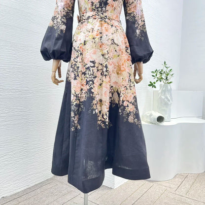 Schwarzes Leinen-Midikleid mit Rokoko-Blumendruck, langen Ärmeln und hoher Taille